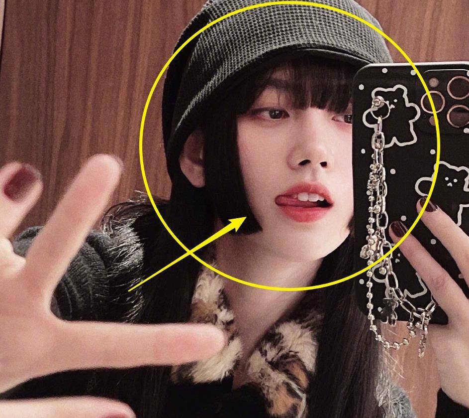 此外,鞠婧祎对自己的这个新造型显然是非常满意的,对着镜头吐着舌头