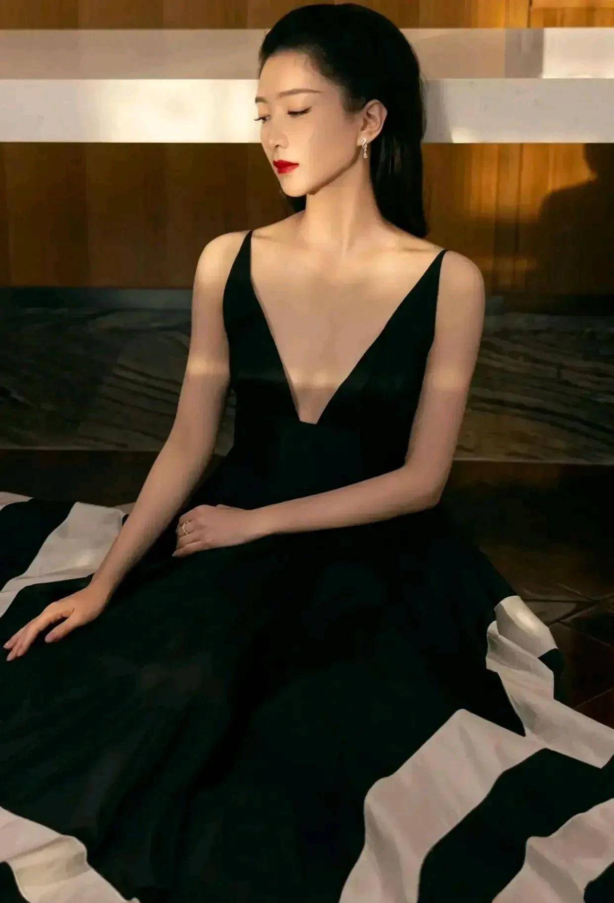 气质女神江疏影穿黑色深v裙,出乎意料的时尚