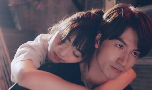 巩俐与小19岁赵又廷拍吻戏,画面唯美无年龄差,被调侃为艺术献身_网友