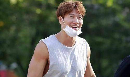 后来金钟国说他之所以想哭,是因为看到了《running man》的成员们