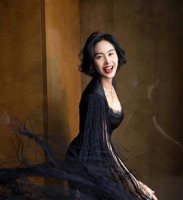 朱茵说起来也是那个年代港风女神代表了,但其实在《大话西游》之前我