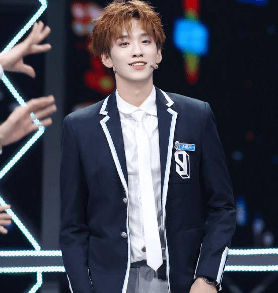 官方勒令《青你3》暂停录制,余景天退赛连夜离开回家,身形落寞_娱乐