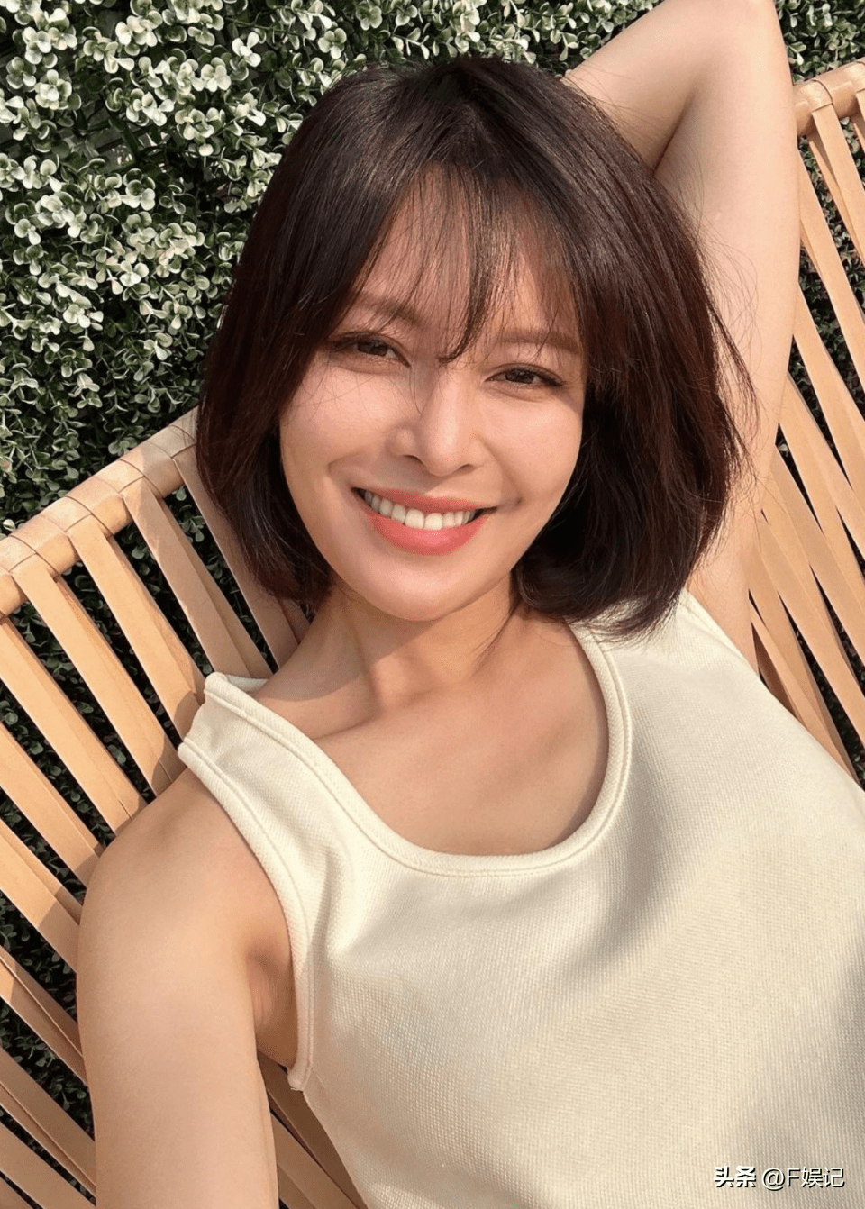 张曦雯开心为唐诗咏庆生两人开心合影 剪短头发准备拍摄合拍剧_罗嘉良