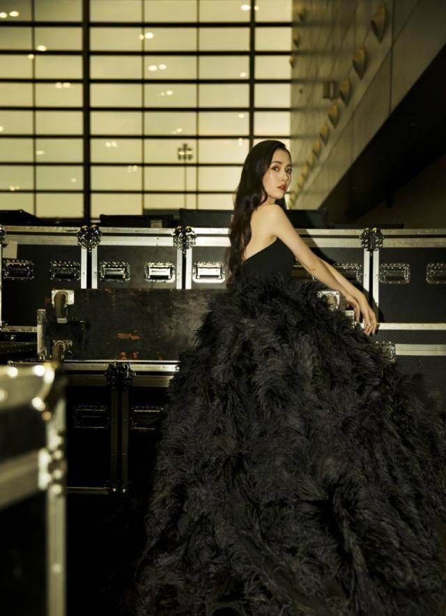 郭碧婷被向佐宠坏啦!穿露肩礼服算了还高开叉,不顾及男友感受?