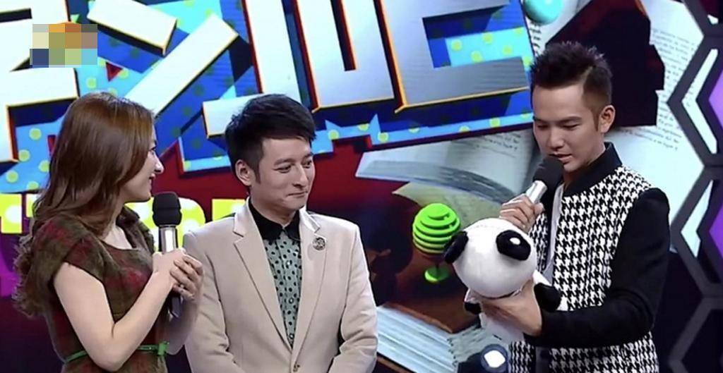 当时,快乐家族每个人都收到了同款,吴昕结果钟汉良送出的熊猫娃娃后