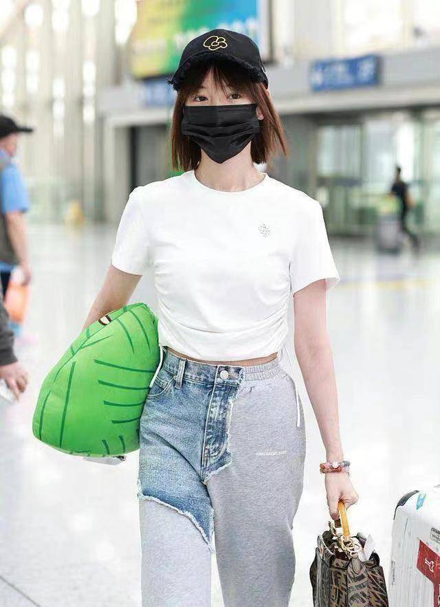还是毛晓彤会玩,穿"双拼运动裤"走机场,不露肤打扮都焦点十足_款式