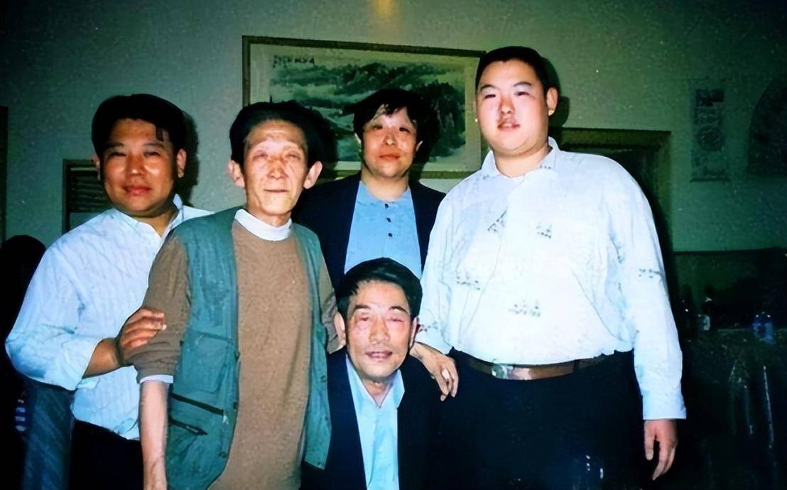 侯耀文去世16年,说要帮他照顾女儿的郭德纲,履行承诺了吗?