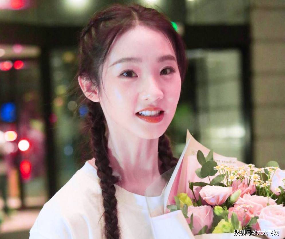 黄觉和小26岁女星十指紧扣,江疏影,毛晓彤,易烊千玺表情微妙_张艺凡