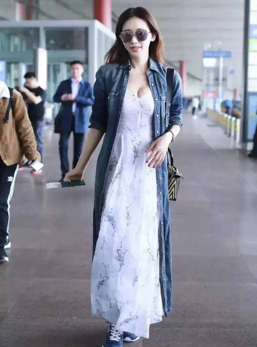 48岁林志玲穿深v长裙大秀曲线,丰腴饱满,嫁人后好有女人味_时尚_身材