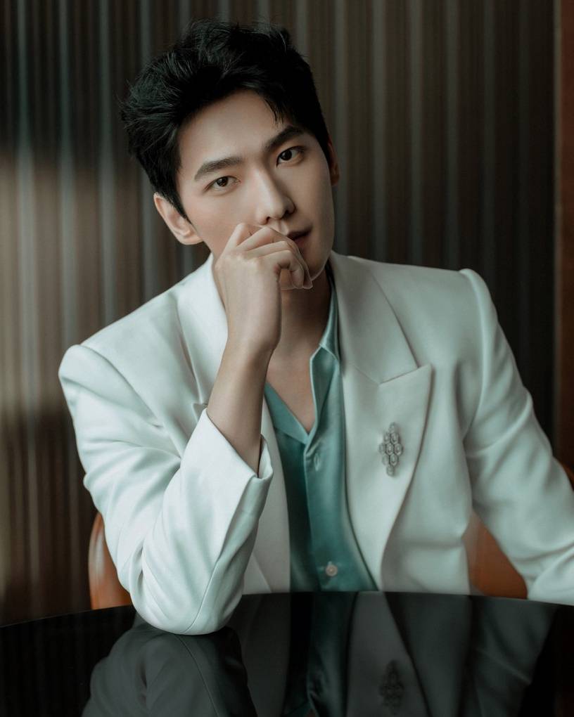 top18:王一博近年积极进军大萤幕的王一博,有着高冷的花美男外型,还