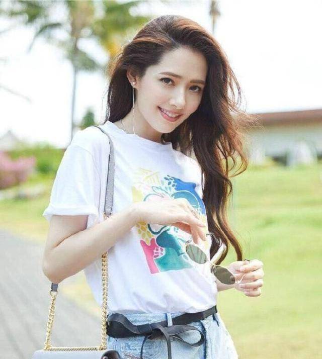 一直以来郭碧婷在荧幕上的都是一袭靓丽的长发,长相清纯可人,带着传统