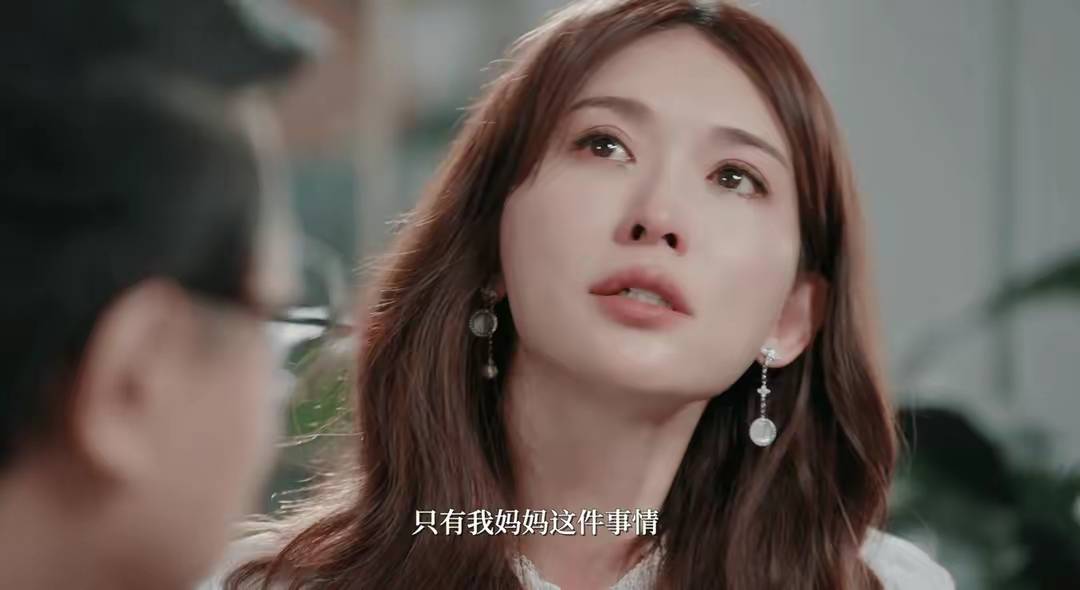 林志玲传言家暴风波后,参加蔡康永采访落泪,双手掩面抽泣.