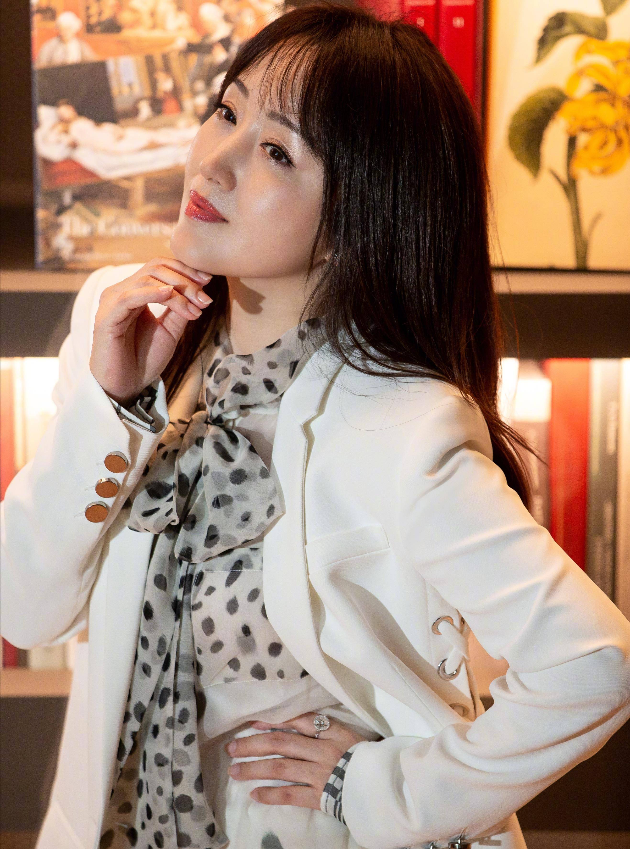 穿紧身长裙,肚子又圆又鼓,孩子的父亲是谁?_妈妈_销量_富二代