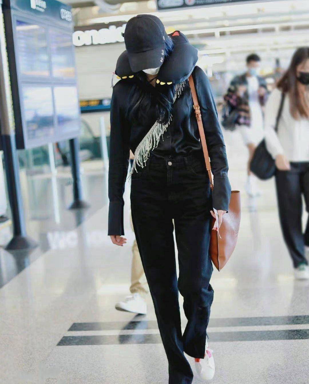 斜挎包:kara鞋子:valentino卡其色包包:valentino帽子:vibrate关晓彤