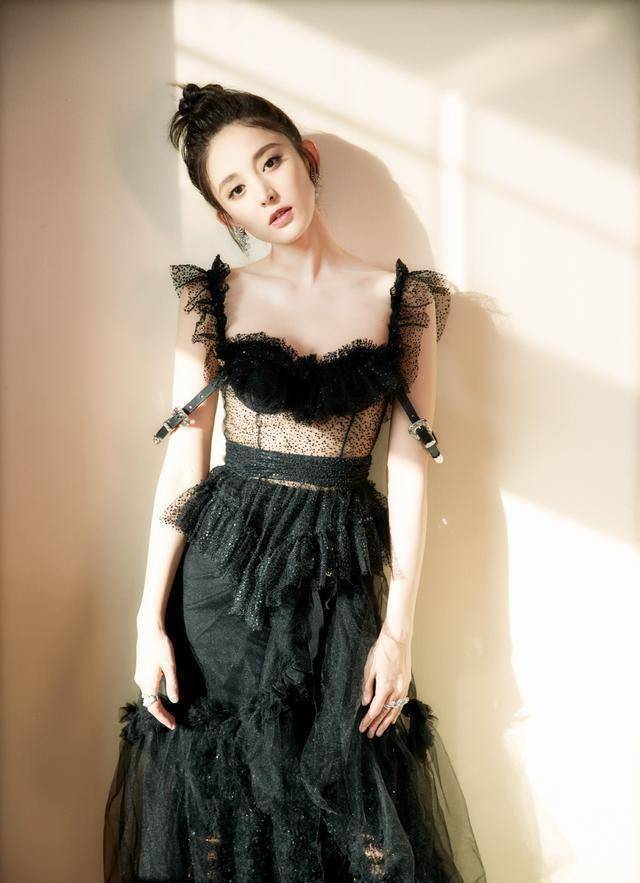 古力娜扎也免不了发际线上移,编织外套配棕发很美,却被额头抢镜_活力