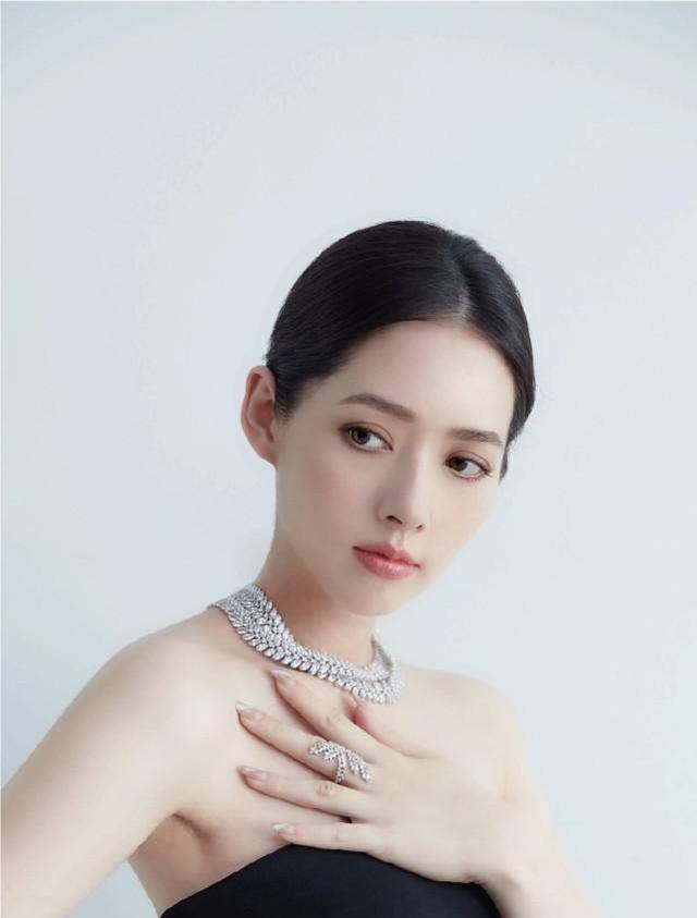 郭碧婷产后首露面状态超好,腰身纤细面色红润,完全看不出已当妈_向佐