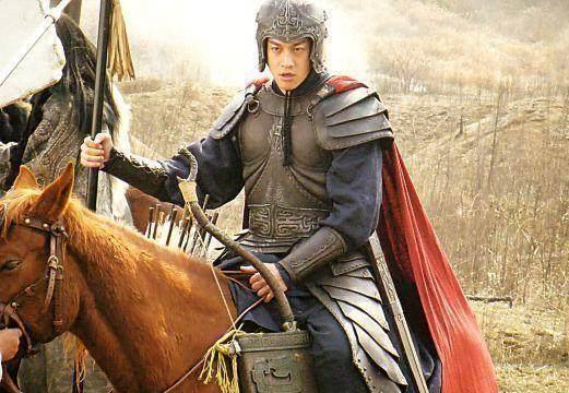 回顾下《新三国》中何润东饰演的吕布人高马大,在体型上可谓是高还原