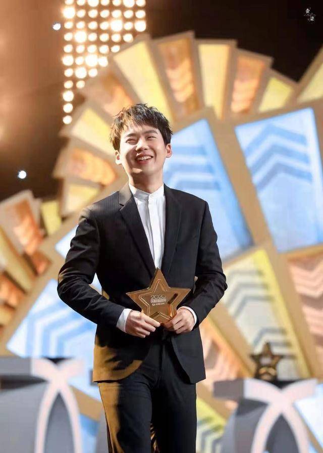 "以及紧跟时代脉搏,对2021年的优秀重点剧目进行展望,以最贴近观众的