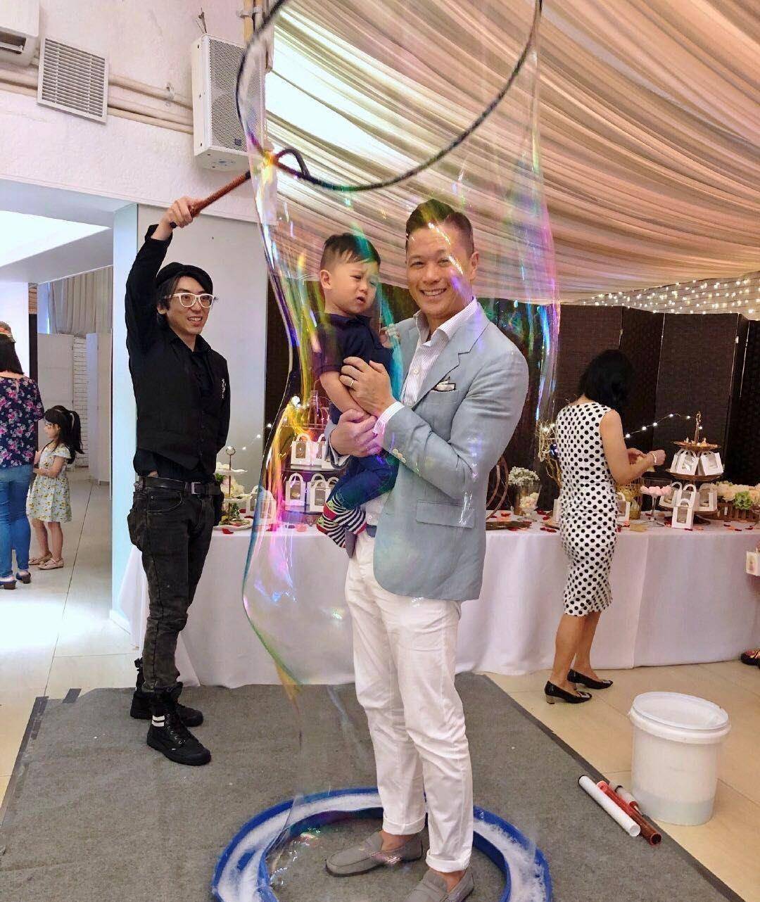 胡杏儿老公与儿子躲进泡泡里,李承德玩得很开心,李奕霆害怕极了_父母