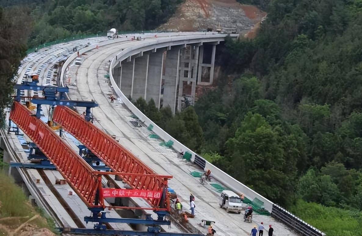 与已建的广南高速公路相接,途经伏公乡,元坝镇,歧坪镇,白驿镇,龙山镇