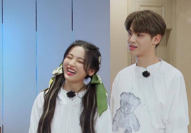 黄明昊对杨超越"公主抱",直接搂住女方腰部,画面甜似偶像剧_嘉宾_节目