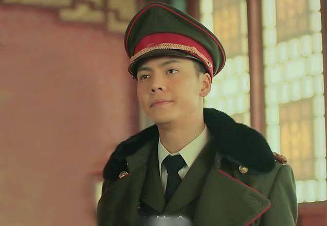 胡歌穿军装眼神坚毅,陈伟霆和张若昀穿出文艺范_显得_张显宗_剧中