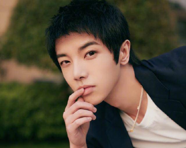 华晨宇出席活动现场,身穿西装十分儒雅温柔,面部状态却很憔悴?