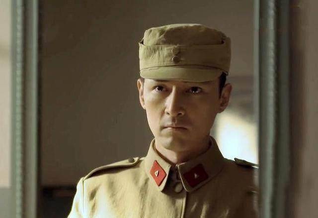 胡歌穿军装眼神坚毅,陈伟霆和张若昀穿出文艺范_显得_张显宗_剧中