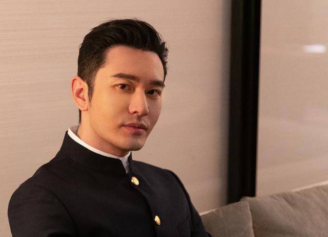 黄晓明分享健身秘籍,身后大量物资抢镜,身体力行做"宅男"?