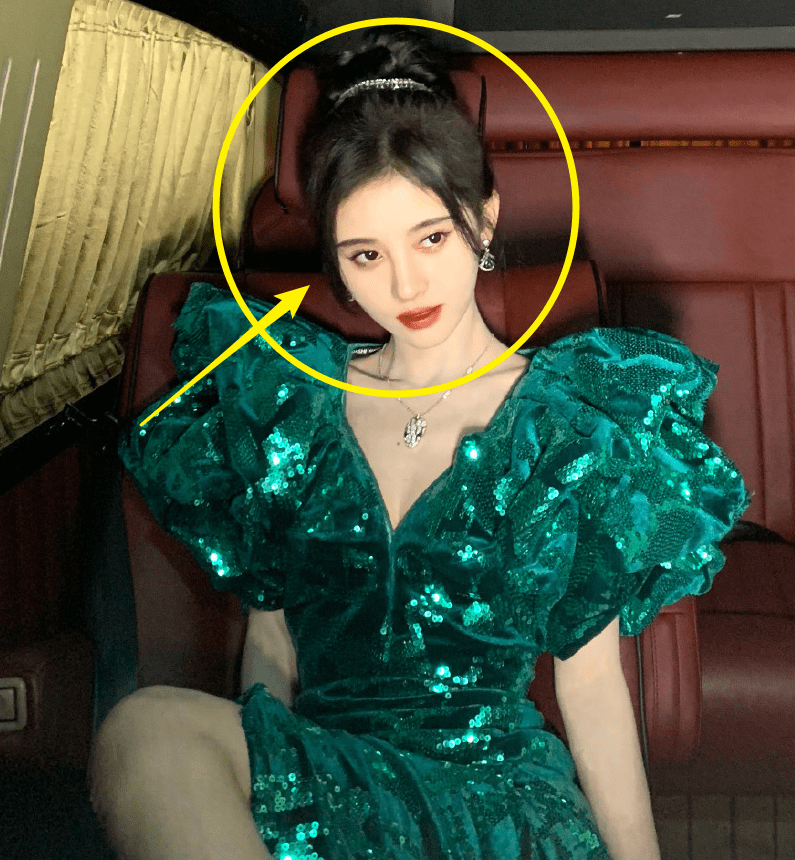 鞠婧祎被发现全身抹粉,品牌方不敢借衣服,自拍照不小心全露馅了_肤色