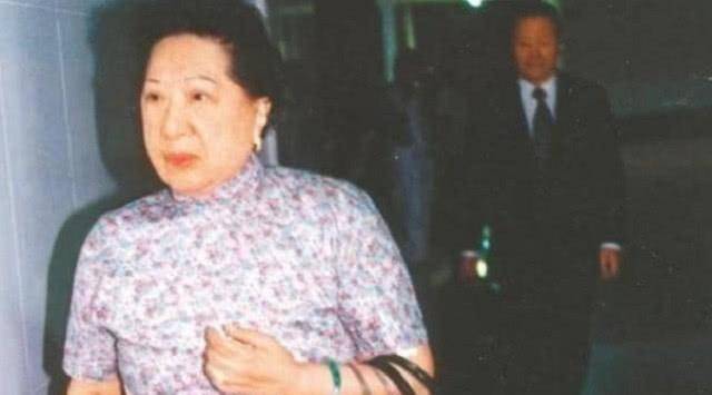 病好后,孔令仪坚决离开了陈纪恩.