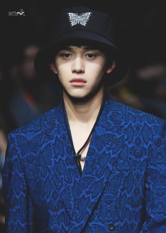 黄旭熙"塌房"后,又有谁会想起当年的鹿晗?_偶像_恋情_时候