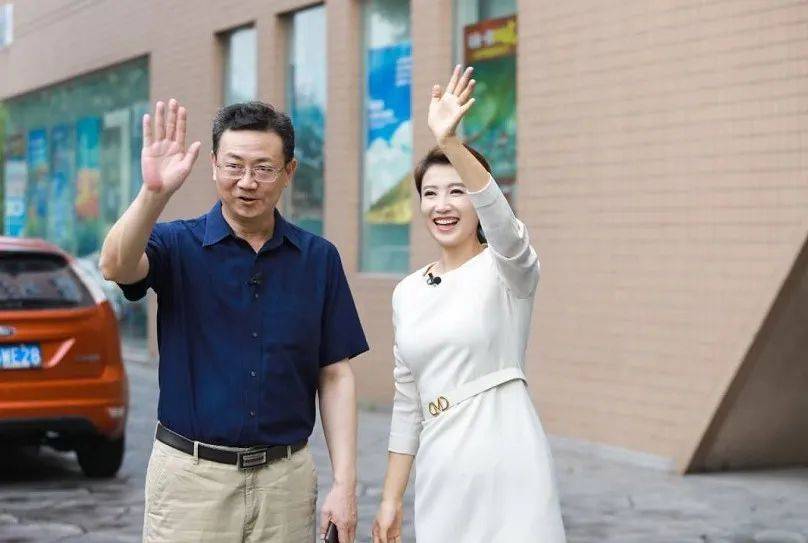 "央视主播"刚强的二婚老婆原来是她,45岁肤白貌美气质胜过女明星