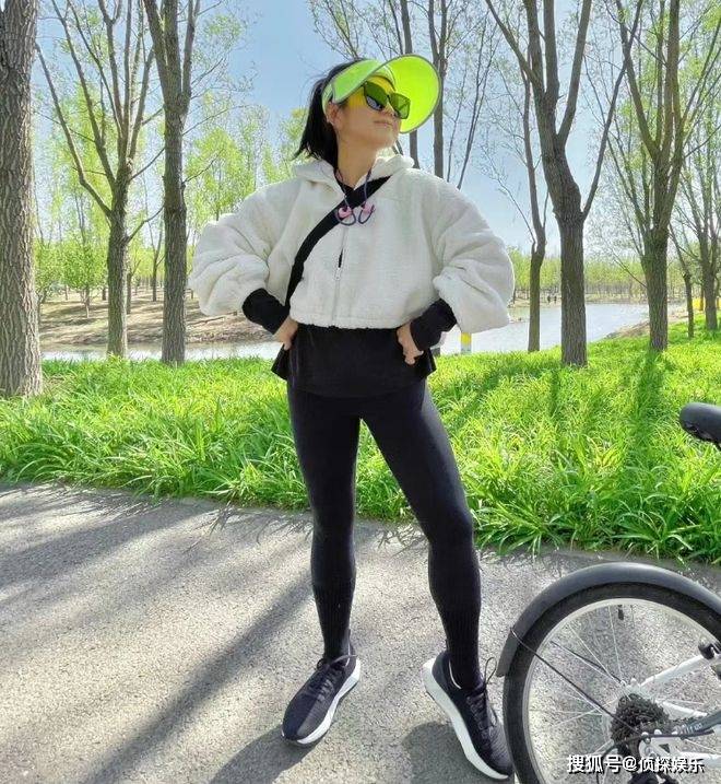 37岁何洁晒减肥近况,罕穿泳装瘦了一大圈,素颜被指老了不少_运动_动态