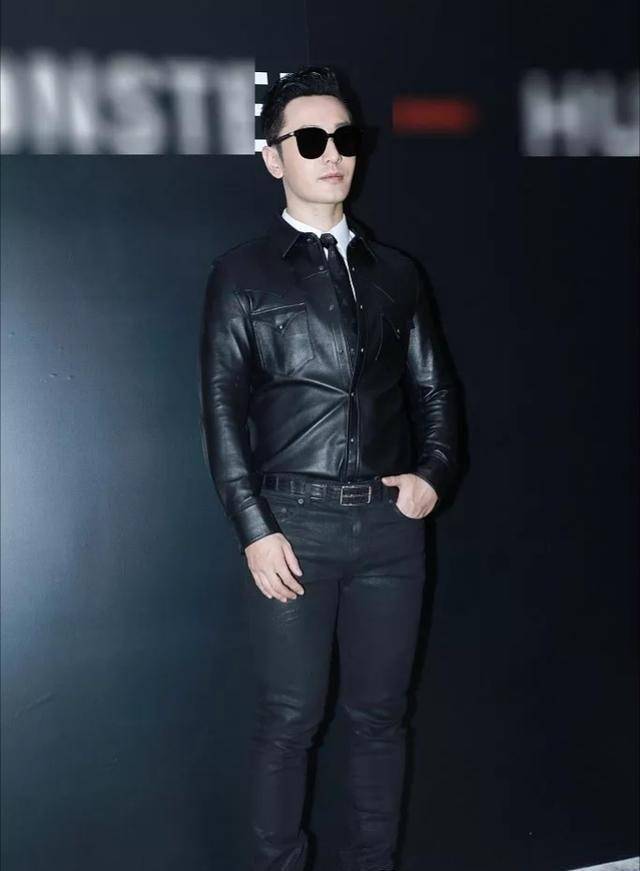 很明显,黄晓明腿太粗,这样一穿显得更加壮实啊,更加显得腿短而且粗!