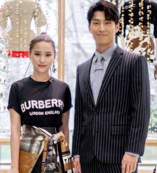 何超莲陪俩侄女过万圣节,打扮成南瓜造型,姑侄三人同框画面温馨_何猷