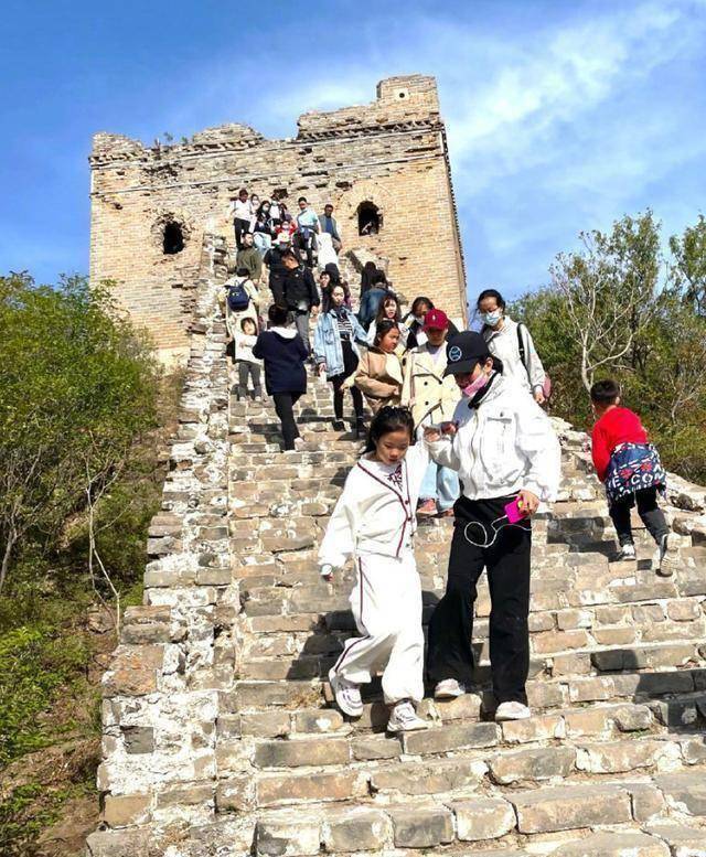 网民说:这是崔先生暗中给我们的答案,加班的黄奕姐姐在他家.