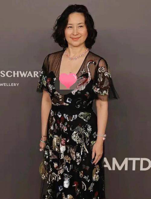 何超琼穿樱桃红礼服,秀贵族名媛范儿,没有孩子人生也精彩_何朝清