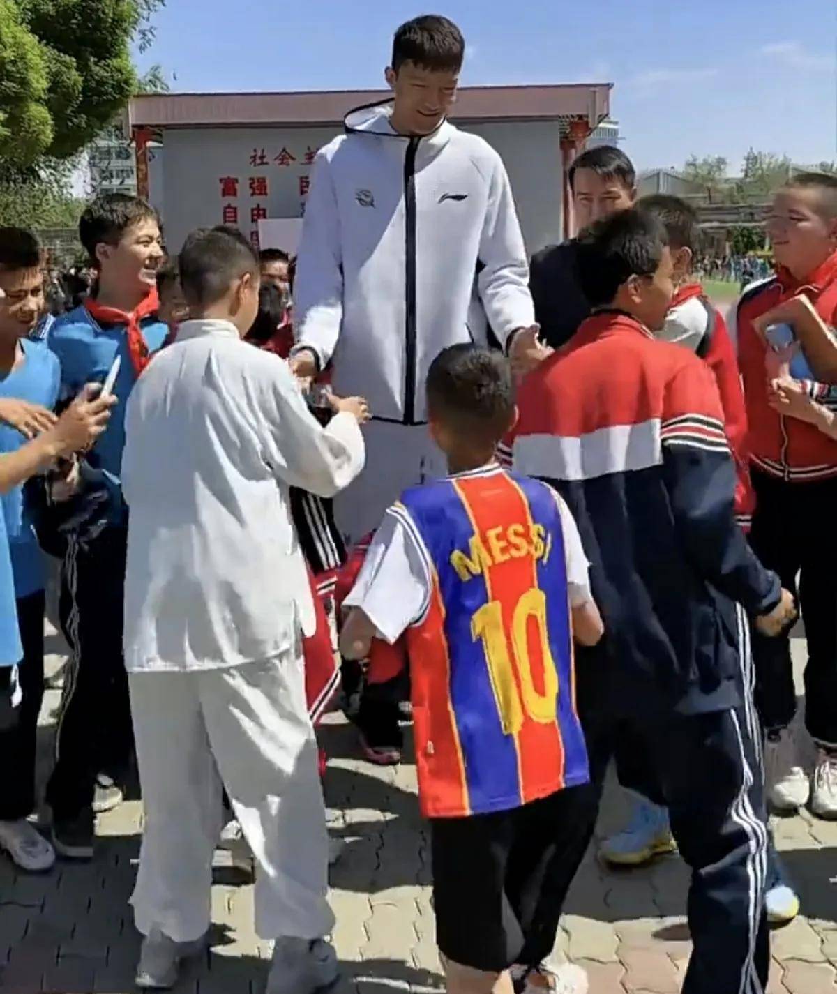 弱不禁风的朱传宇如何快速成材,模板贾巴尔,他的师傅李小龙在哪_小