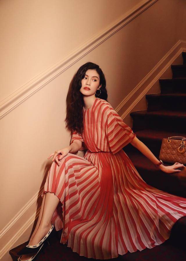 何穗美出新高度!卷发搭粉色连衣裙,变身复古少女,哪有30岁?