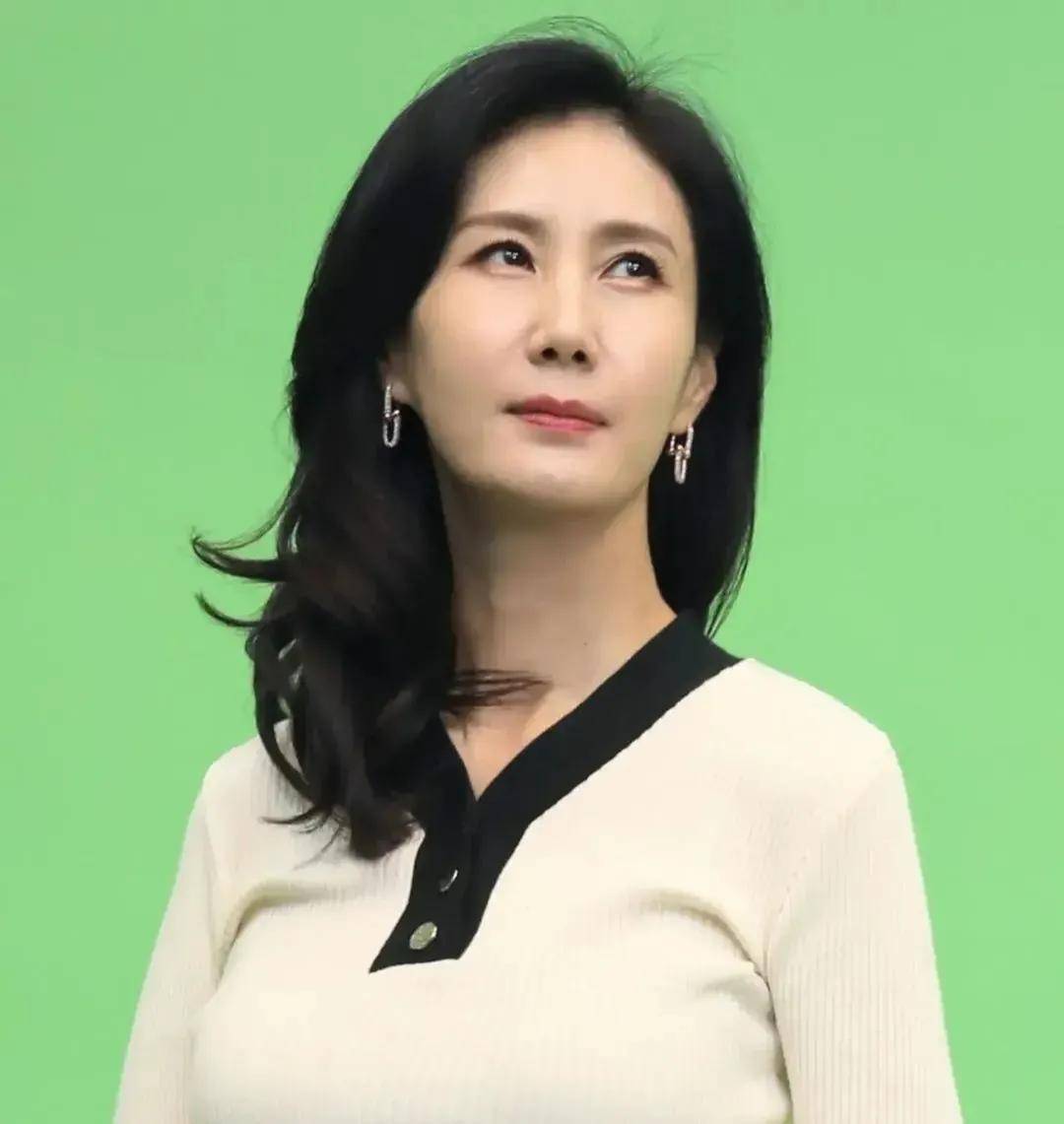 我叫赵亚萍,出生在中国西北,今年56岁,去年刚决定退役.