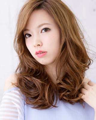 梨花头发型,也是mm减龄首选哦,三七分中长刘海设计遮住了窄小的额头