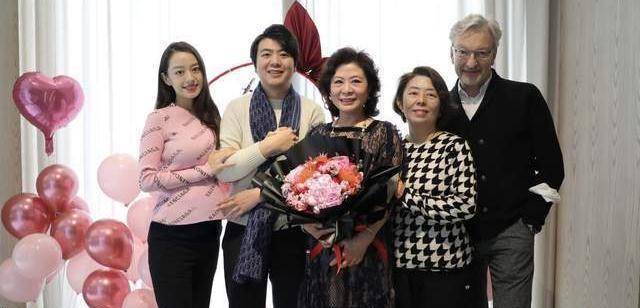 吉娜晒照为婆婆庆生,亲生父母也首次公开照片,和妈妈五官相似_郎朗