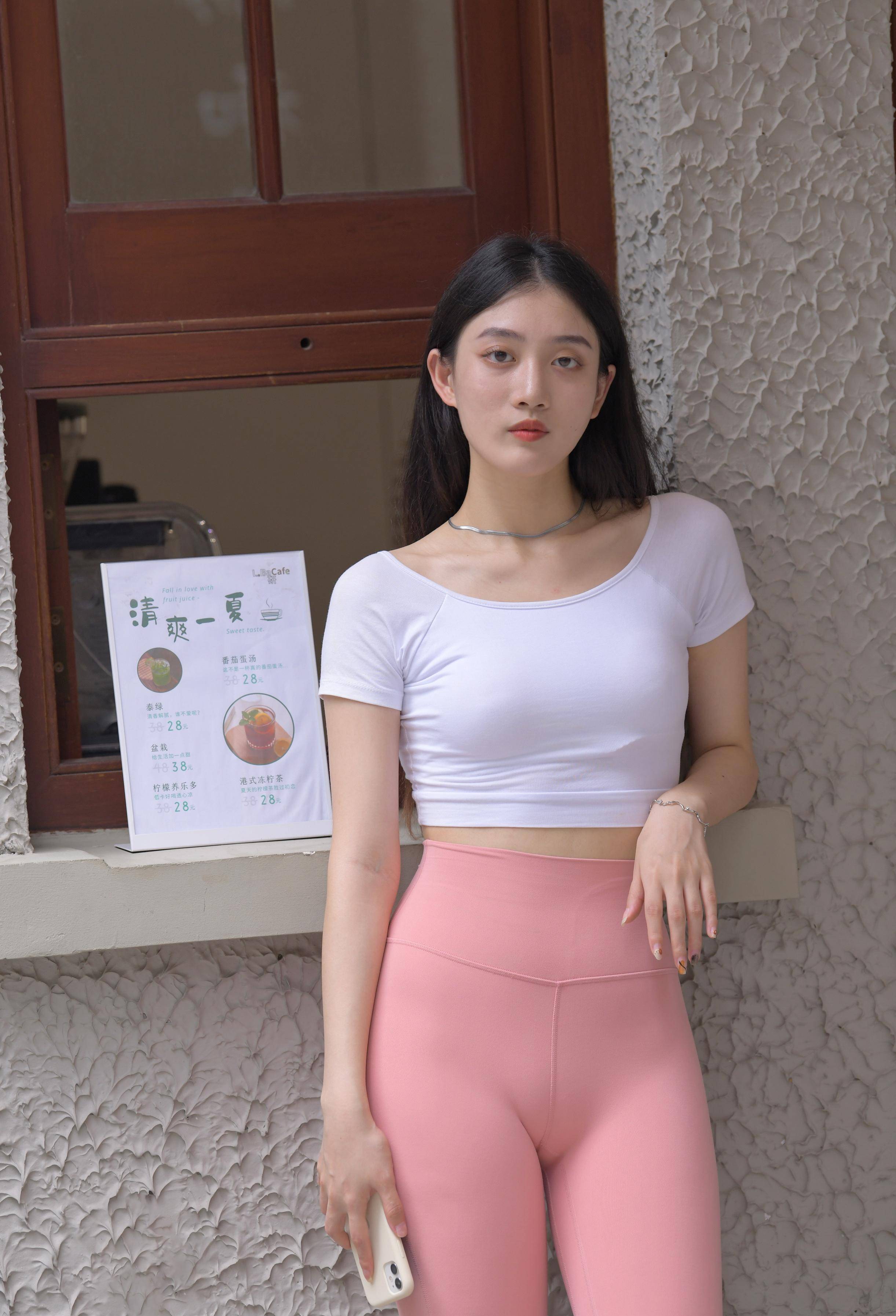 穿粉色瑜伽裤的小姐姐,虽然打扮很简约,但曼妙的好身材很惹眼_颜色