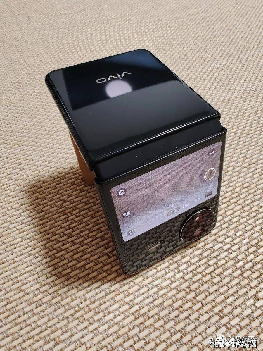 钻黑"翻盖"折叠机 vivo x flip来了_手机_屏幕_柔性