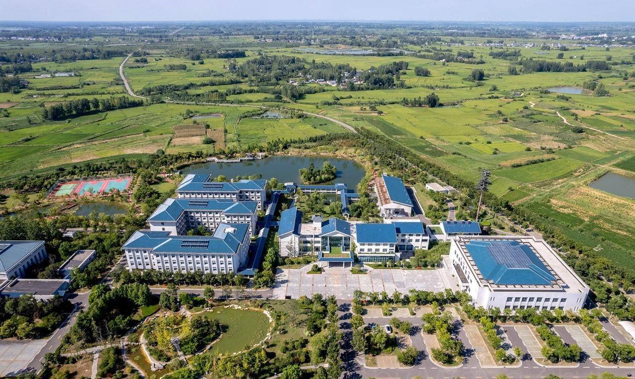 安徽小岗干部学院的校训是:解放思想,实事求是,敢闯敢试,敢为人先.