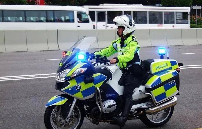 铁骑雄风|143 tiny微影87 港警交通部宝马r900rt警用摩托车_搜狐汽车
