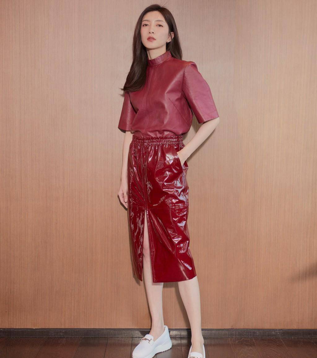 江疏影"嗨爆夜"放开了,罕见露脐装变迪斯科女郎,蚂蚁腰太抢镜_胡歌