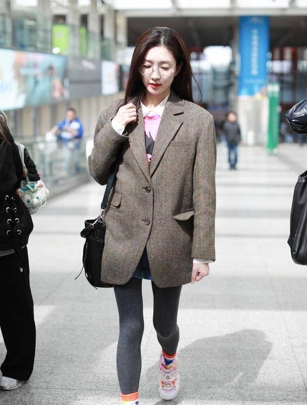 江疏影再出穿搭模板,格纹呢子大衣搭配印花裙,演绎文艺女青年_外套