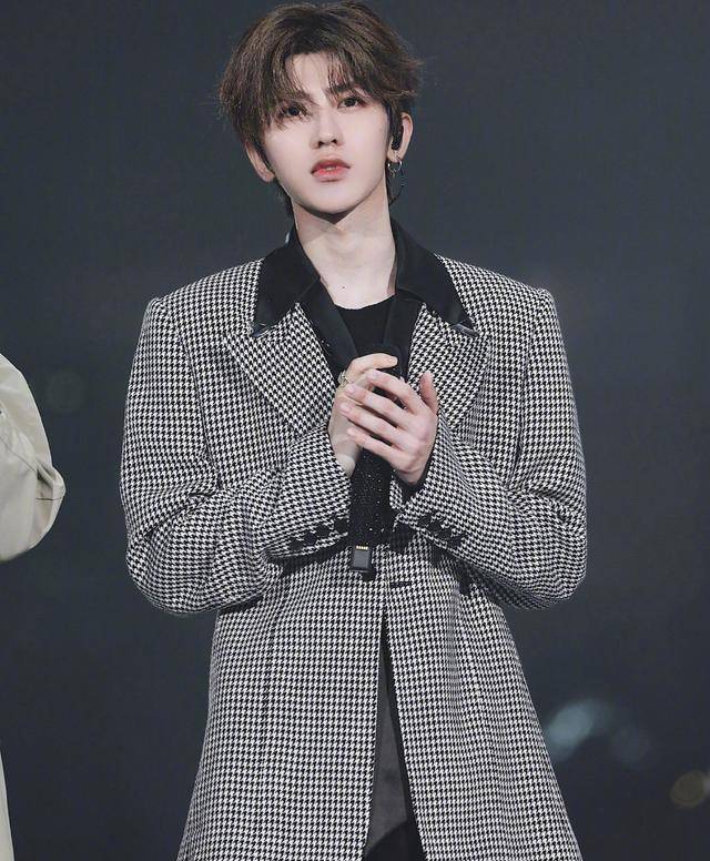 黄明昊和蔡徐坤,同是千鸟格西装造型,风格差距竟这么大?